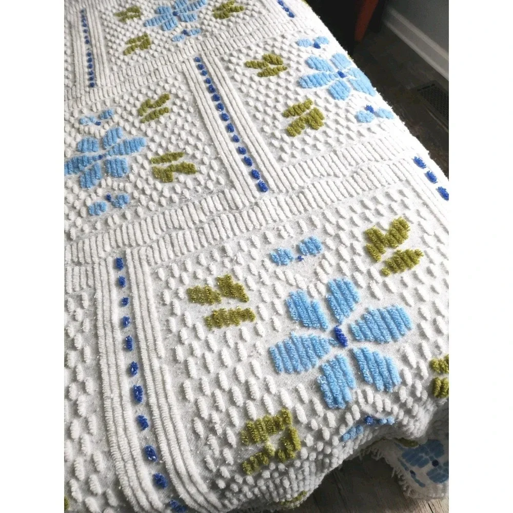 Vintage Chenille Tufted Floral Daisy Queen Bedspread Flowers White Blue Georgian